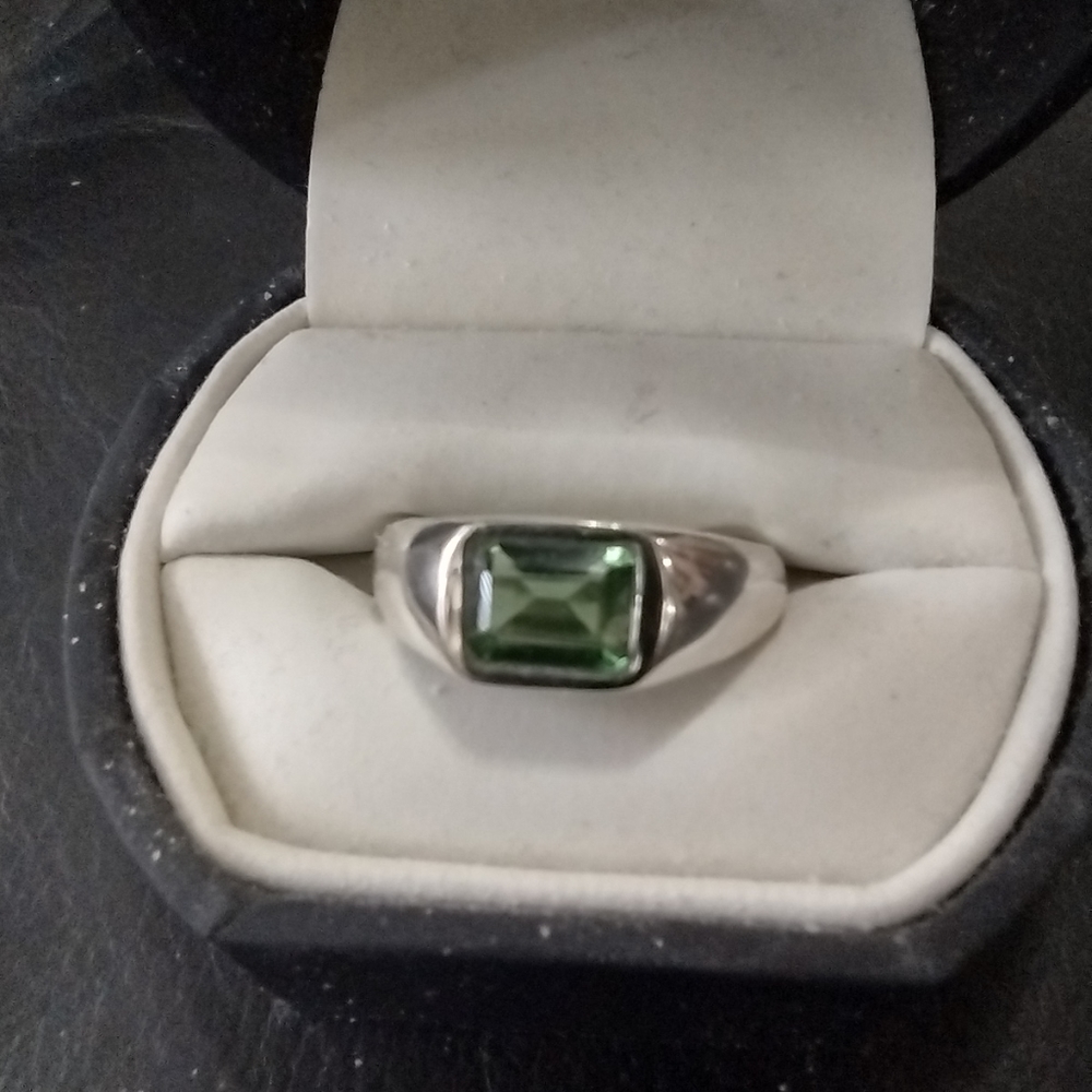 New green ring size 10